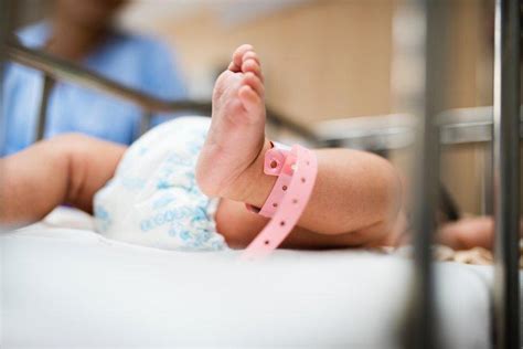 D­o­k­t­o­r­,­ ­H­a­s­t­a­n­e­ ­M­a­s­r­a­f­l­a­r­ı­n­ı­ ­Ö­d­e­y­e­m­e­y­e­n­ ­Ç­i­f­t­i­n­ ­B­e­b­e­ğ­i­n­i­ ­S­a­t­t­ı­